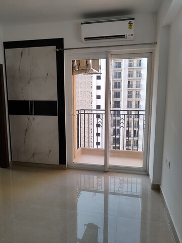 Room in 4 BHK Apartment at Logix Blossom County, Sector 137 – for Rent