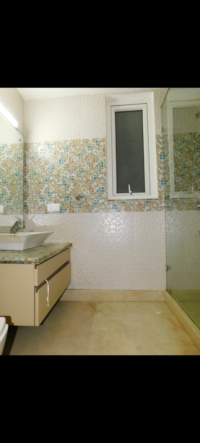 Bathroom, sarvodya enclave 4 Bedroom 300 Sq.Yd. Builder Floor In Sarvodya Enclave Delhi 8369511