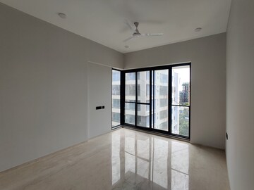 Room in 3 BHK Apartment at Bandra West – for Rent