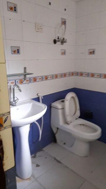 Attached Bathroom in 2.5 BHK Apartment at Mayur Vihar Phase 1 – for Rent