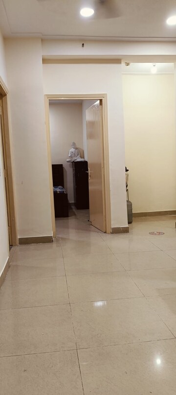 Room in 3 BHK Apartment at Gaur City 2 - 12th Avenue, Sector 16c Greater Noida – for Rent