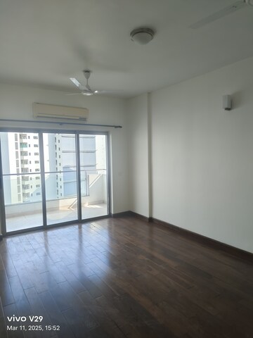 Room in 4 BHK Apartment at DLF The Belaire, Sector 54 – for Rent