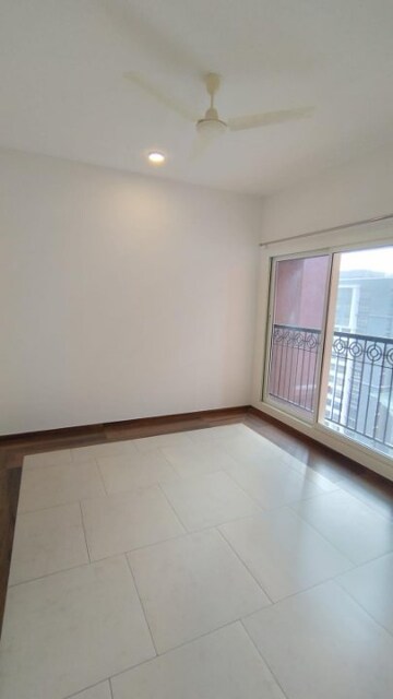 Room in 4 BHK Apartment at Prestige Waterford, Whitefield – for Rent