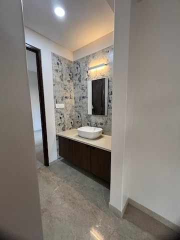 Room in 3 BHK Apartment at Khar West – for Rent