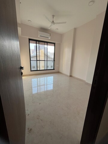 Room in 3 BHK Apartment at Khar West – for Rent