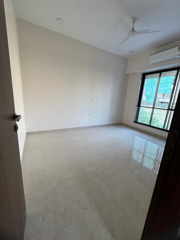 Room in 3 BHK Apartment at Khar West – for Rent