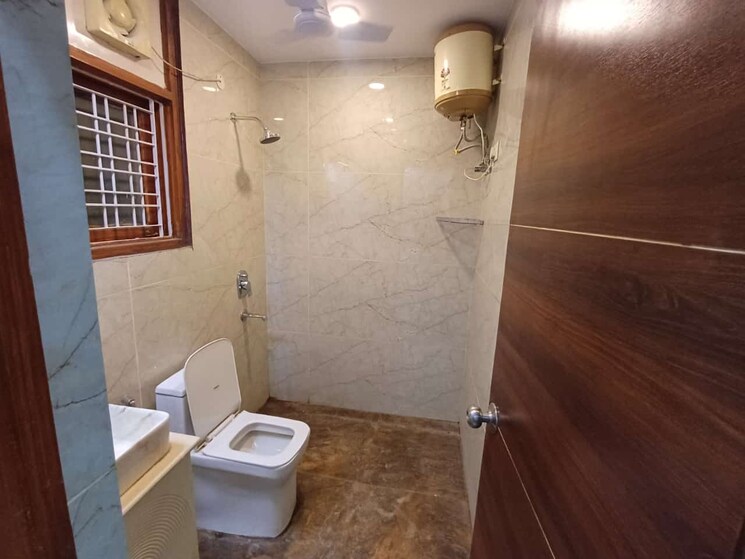 Bathroom, unitech-south-city-ii 3 Bedroom 1356 Sq.Ft. Builder Floor In Sector 50 Gurgaon 8370122