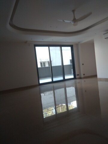Room in 4 BHK Builder Floor at New Friends Colony – for Rent