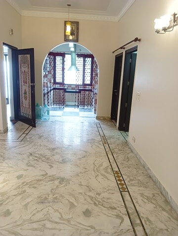 Room in 3 BHK Independent House at RWA Apartments Sector 52, Sector 52 – for Rent