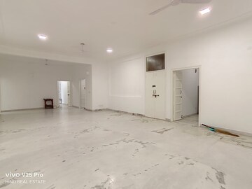 Room in 4 BHK Builder Floor at Vasant Kunj – for Rent