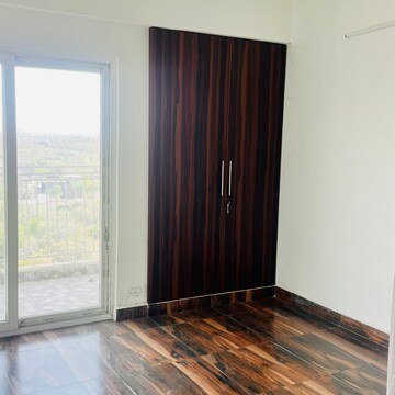 Room in 2 BHK Apartment at MIgsun Mannat, Omicron Iii Greater Noida – for Rent