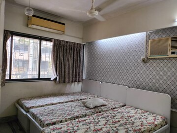 Bedroom in 2 BHK Apartment at Vile Parle West – for Rent