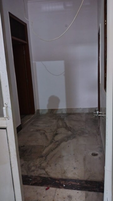 Room in 2 BHK Villa at Gomti Nagar – for Rent