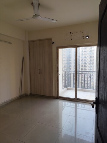 Room in 2 BHK Apartment at Aims Golf Avenue I, Sector 75 – for Rent