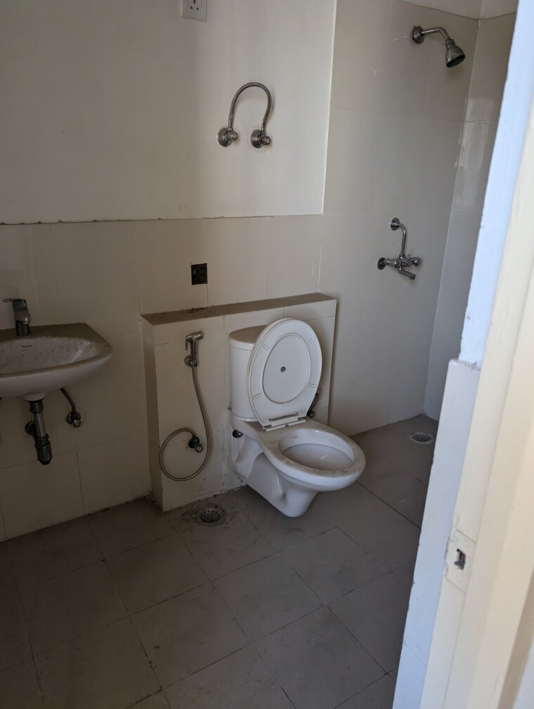 Bathroom, jaypee-green-wish-town-klassic 3 Bedroom 1564 Sq.Ft. Apartment In Sector 134 Noida 8370983