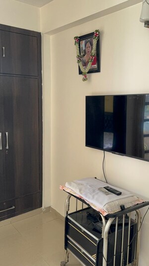 Room in 3 BHK Apartment at Omaxe Heights, Sector 86 – for Sale