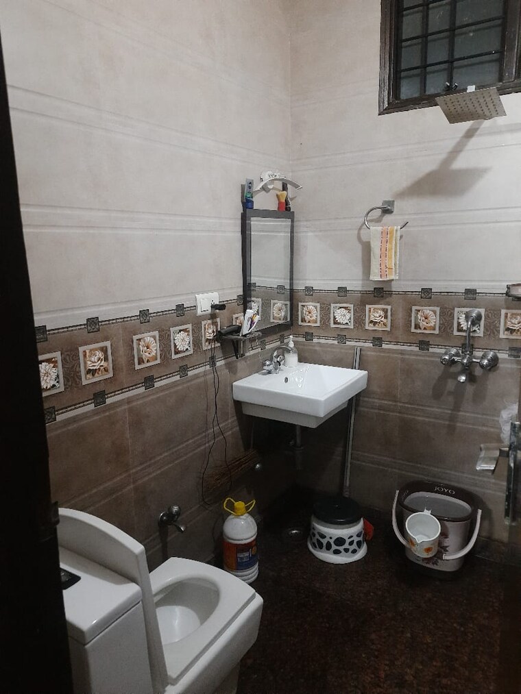 Bathroom, shipra-srishti 3.5 Bedroom 2450 Sq.Ft. Apartment In Ahinsa Khand 1 Ghaziabad 8371154