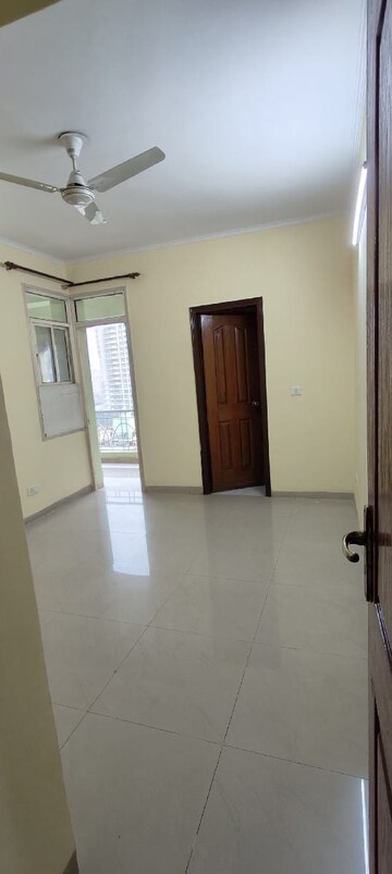 Room in 3.5 BHK Apartment at Hamlin Apartment, Sector 43 – for Rent