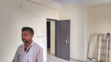 Room in 4 BHK Apartment at Tiwaripur – for Rent