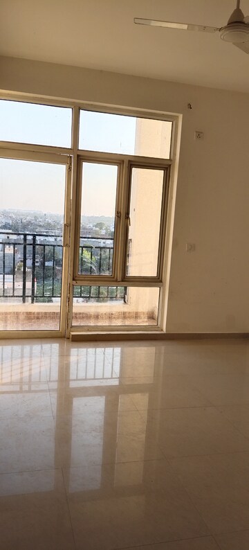 Room in 3 BHK Apartment at Omaxe R2, Gomti Nagar – for Rent