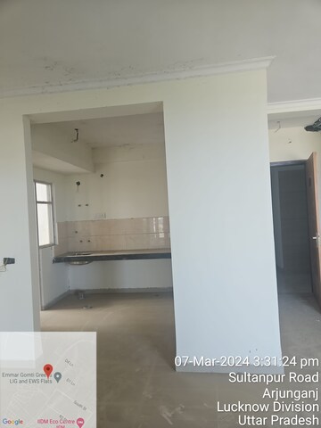 Room in 3 BHK Apartment at Omaxe Waterscapes, Gomti Nagar – for Rent