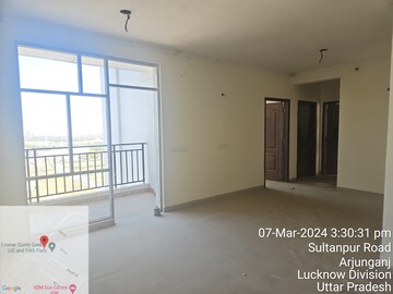 Room in 3 BHK Apartment at Omaxe Waterscapes, Gomti Nagar – for Rent
