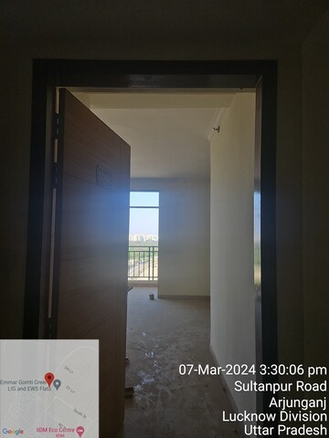 Room in 3 BHK Apartment at Omaxe Waterscapes, Gomti Nagar – for Rent