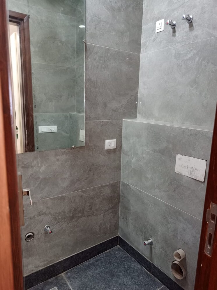Bathroom, new rajinder nagar 3 Bedroom 1200 Sq.Ft. Builder Floor In New Rajinder Nagar Delhi 8372114