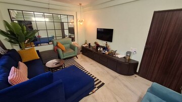Team Area in 1.5 BHK Apartment at Bandra West – for Rent