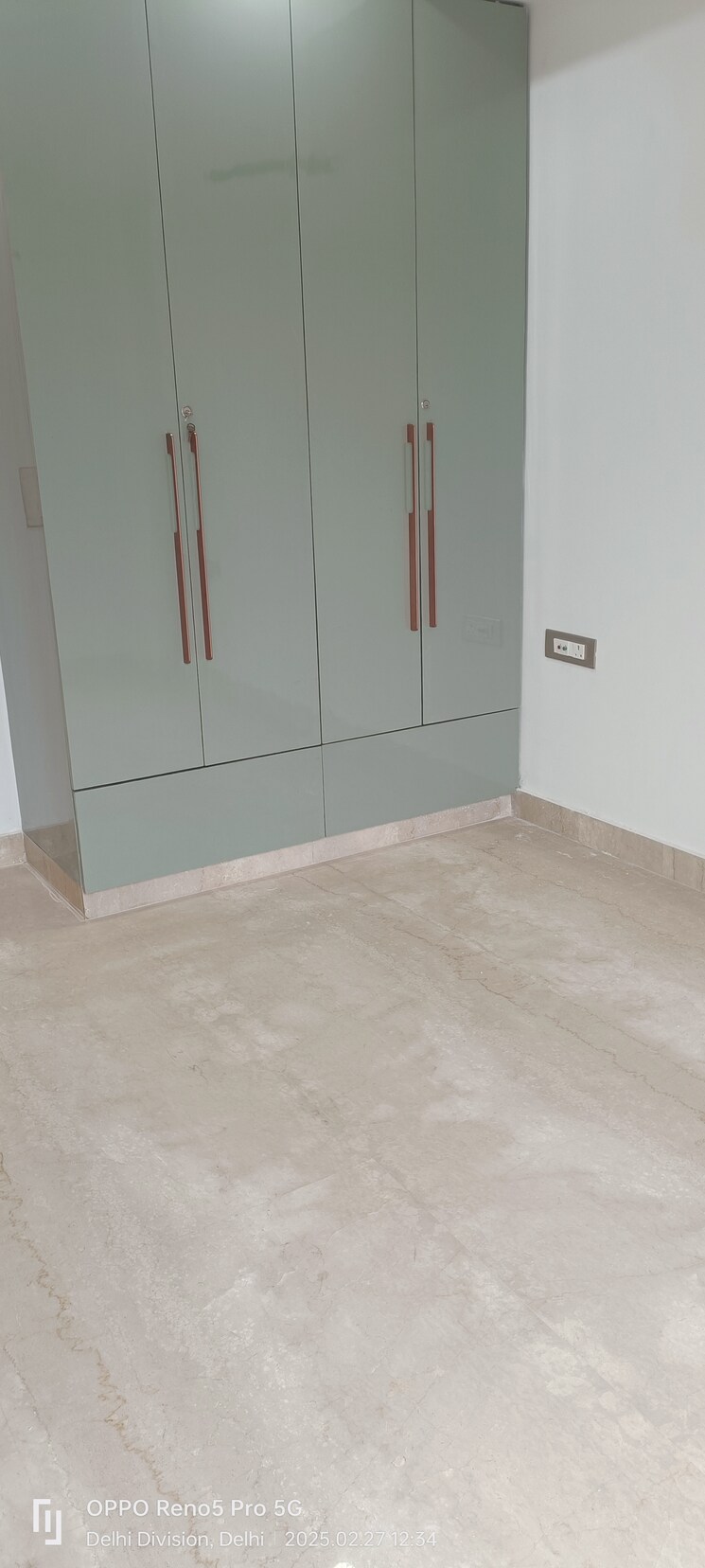 Room, janakpuri 3 Bedroom 1300 Sq.Ft. Apartment In Janakpuri Delhi 8372302