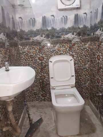 Bathroom in 1 BHK Apartment at Paschim Vihar – for Rent