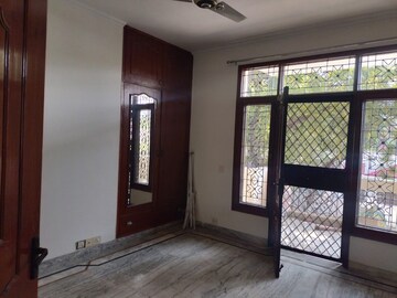 Room in 3 BHK Builder Floor at Unitech South City 1, South City 1 – for Rent
