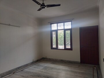 Room in 3 BHK Builder Floor at Unitech South City 1, South City 1 – for Rent