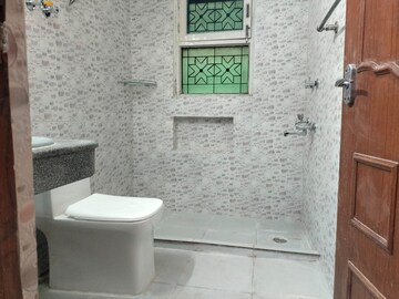 Bathroom in 3 BHK Builder Floor at Unitech South City 1, South City 1 – for Rent