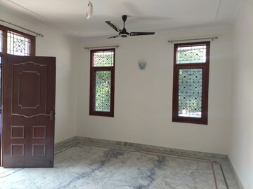 Room in 3 BHK Builder Floor at Unitech South City 1, South City 1 – for Rent