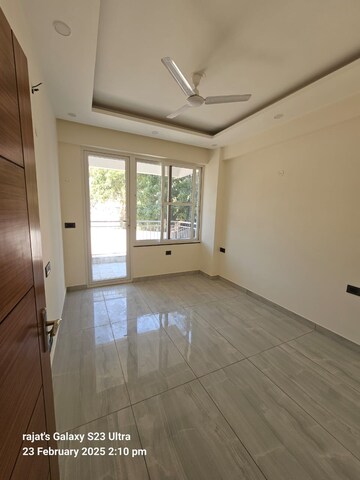 Room in 3.5 BHK Apartment at Ram Shanti Apartment, Sector 52 – for Rent