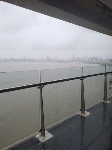 Room in 3 BHK Apartment at Worli – for Rent