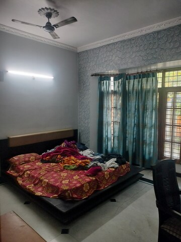 Bedroom in 6 BHK Villa at Gomti Nagar – for Rent