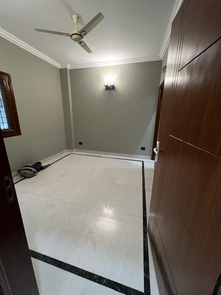 Bathroom, east of kailash 3 Bedroom 1100 Sq.Ft. Builder Floor In East Of Kailash Delhi 8372774