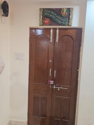 Furnished Amenities in 3 BHK Apartment at Vrindavan Colony – for Rent