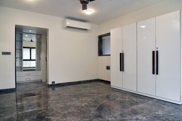 Room in 4 BHK Apartment at Khar West – for Rent