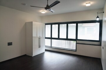Room in 4 BHK Apartment at Khar West – for Rent
