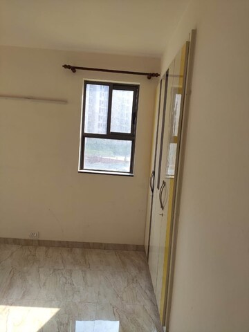 Room in 4 BHK Apartment at Unitech The Residences Sector 33, Sector 33 – for Rent