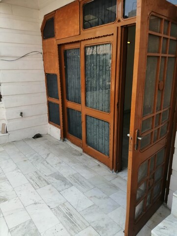 Room in 2 BHK Builder Floor at Pitampura – for Rent