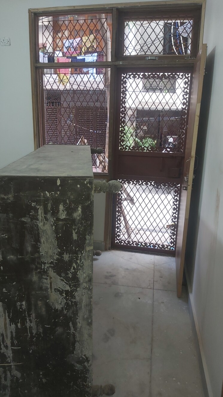 Room, mayur vihar 2.5 Bedroom 650 Sq.Ft. Builder Floor In Mayur Vihar Delhi 8373580