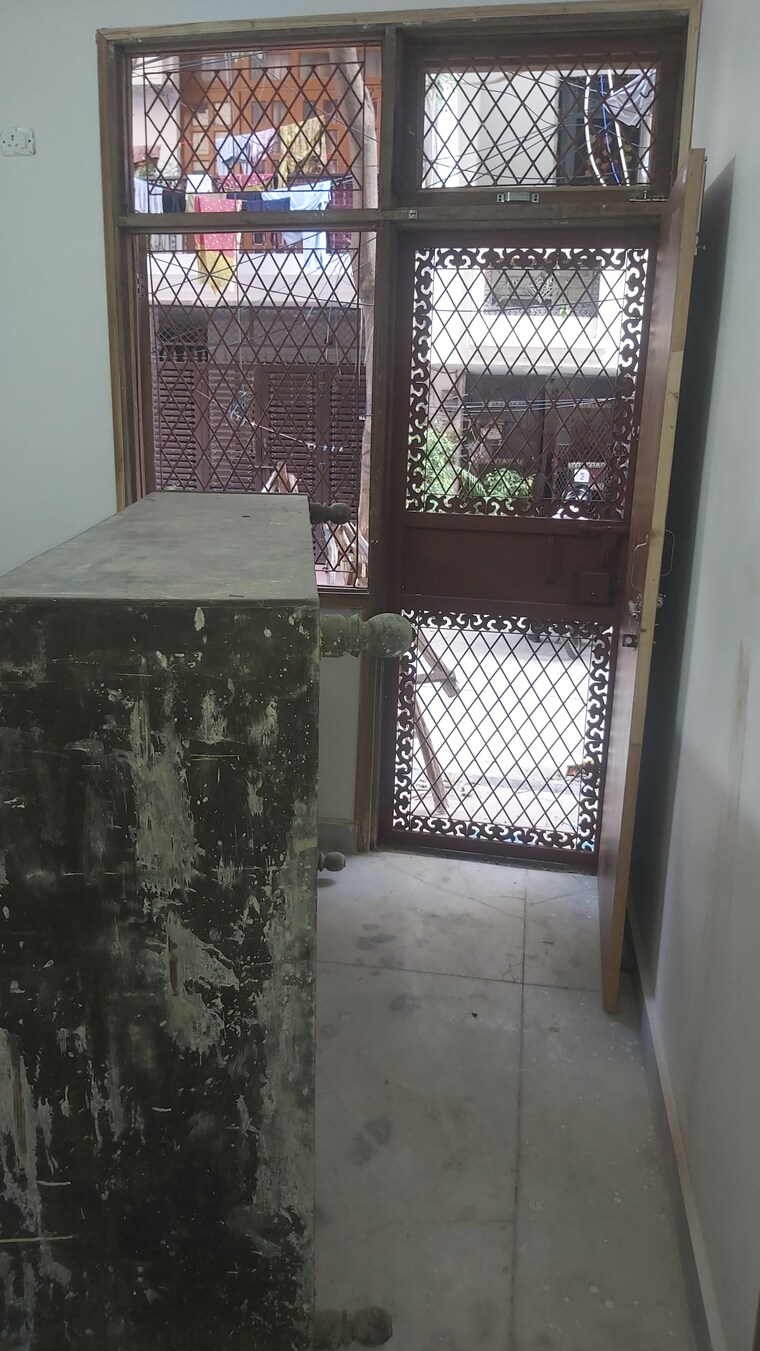 Room, mayur vihar 2.5 Bedroom 650 Sq.Ft. Builder Floor In Mayur Vihar Delhi 8373580