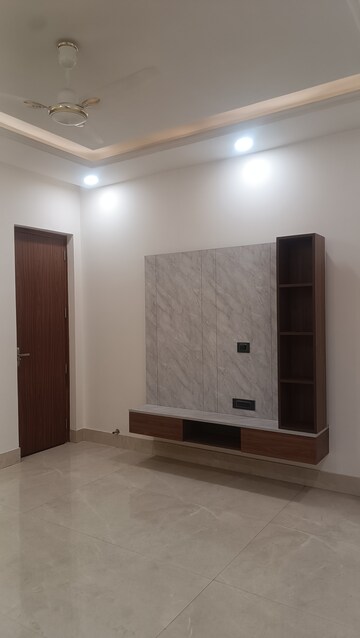 Room in 3.5 BHK Independent House at Sector 43 – for Rent