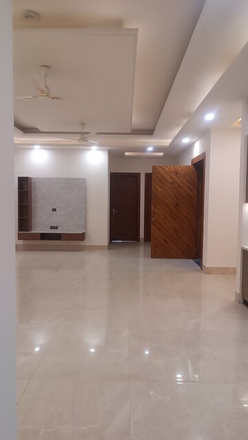 Room in 3.5 BHK Independent House at Sector 43 – for Rent