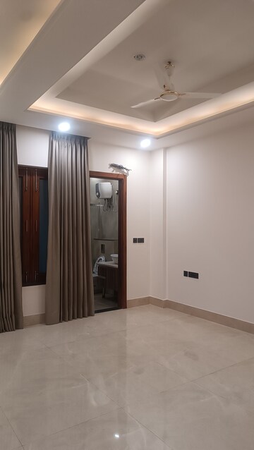 Room in 3.5 BHK Independent House at Sector 43 – for Rent