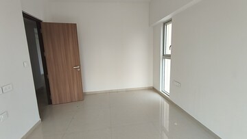Room in 3 BHK Apartment at Lodha Primo, Parel – for Rent